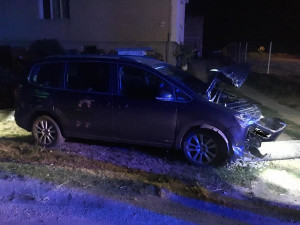 Náraz zdemoloval předek auta.