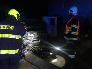 Náraz zdemoloval předek auta.