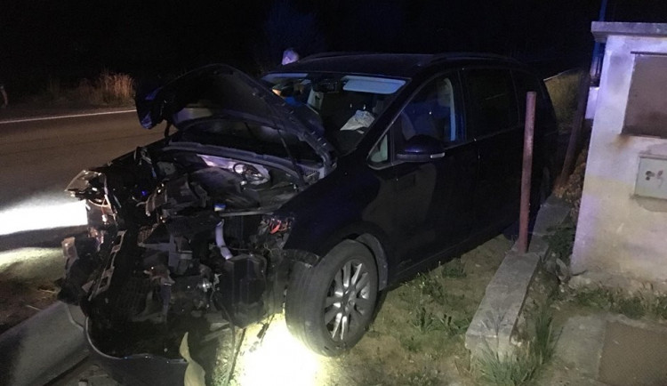 Náraz zdemoloval předek auta.