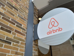 Airbnb je levnější než jiné servery. Prodávám přes něj apartmány, říká hoteliér Lukáš Pytloun