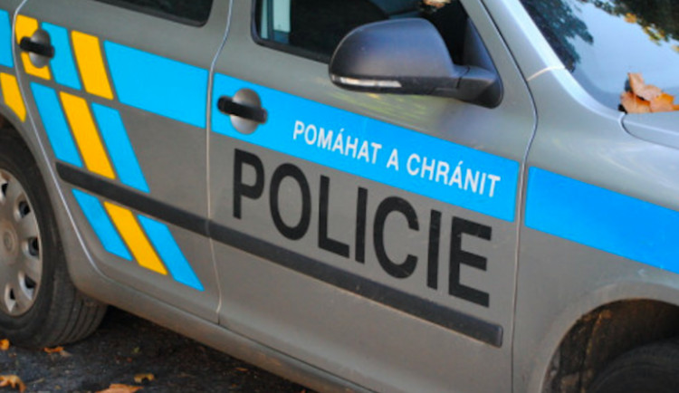 Muž vypil litr vína a půl litru rumu, pak sedl na motorku. Policii nadýchal téměř tři promile