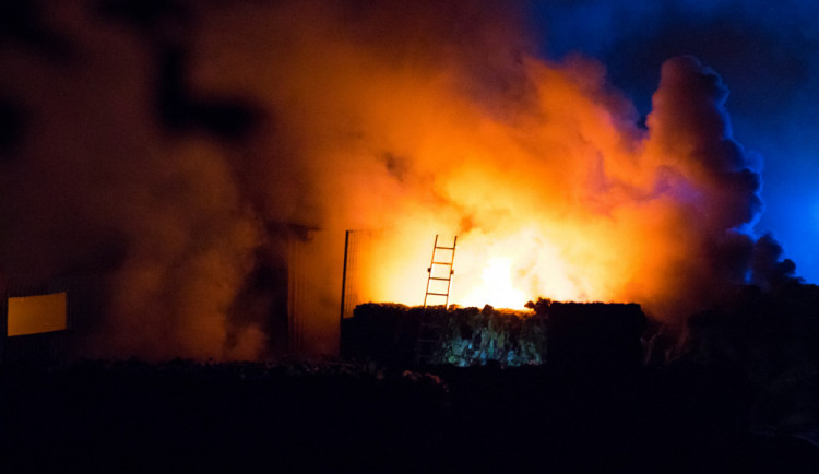 Požár skládky v Proseči