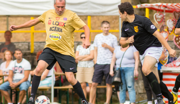 FOTO: Fotbal ve Vratislavicích pomáhá plnit životní sny