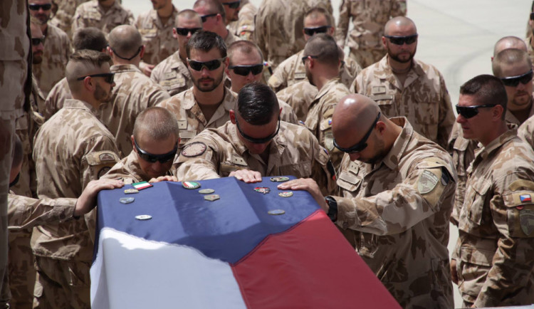 Čeští vojáci v Afghánistánu; hrdinové nebo žoldáci?