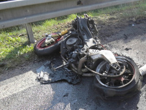 Auto se střetlo s motorkářem, ten v nemocnici zemřel