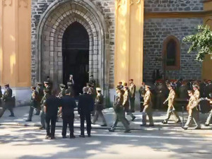 VIDEO: V Hluboké nad Vltavou se lidé loučili s padlým vojákem Kamilem Benešem