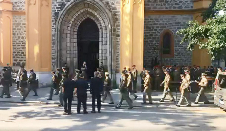 V Hluboké nad Vltavou se lidé loučili s padlým vojákem Kamilem Benešem.