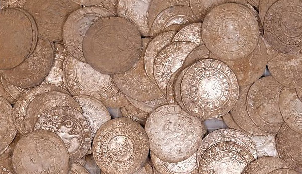 Nálezce objevil přes 150 mincí ze 14. století. Poklad předal muzeu