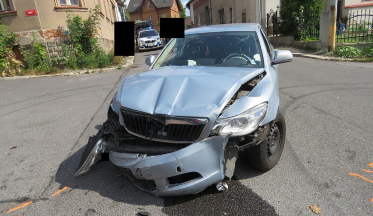 Auto po střetu s dalším vozem