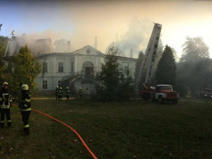 VIDEO: Požár zámku v H. Maršově zničil střechy na celém objektu i věž
