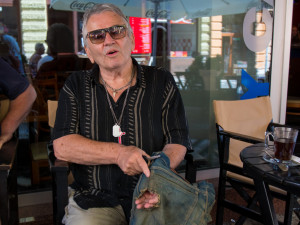 Petr Šída ukazuje díry, které v džínách zůstaly po nábojích