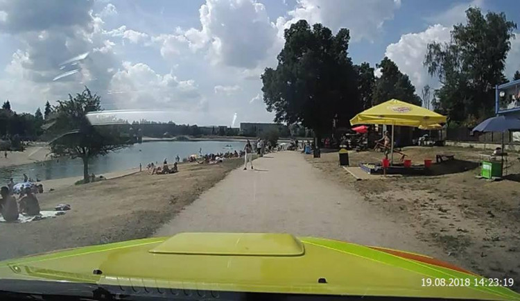 Záchranáři na místě topící se dítě nenašli.