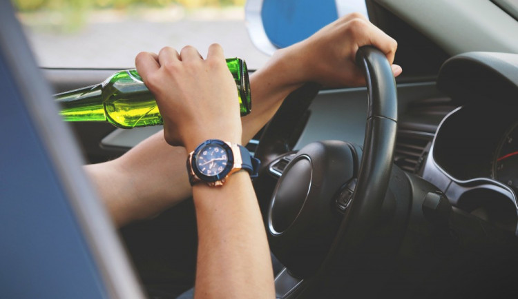 Řidič chtěl jen přeparkovat. Byl ale opilý, takže naboural druhé auto a přišel o řidičák