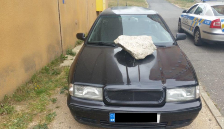 Na kapotě našel majitel auta kus žuly.