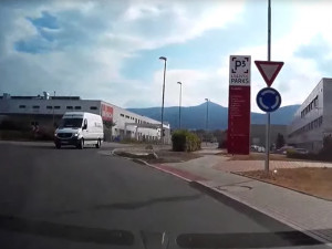 VIDEO: Řidič bílé dodávky projel kruháč v protisměru. Hledá ho policie