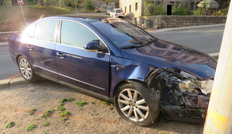 S autem narazil do sloupu.