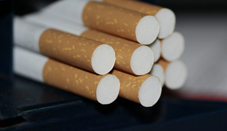 Zloděj ukradl z obchodu cigarety za padesát tisíc, hrozí mu až pět let ve vězení