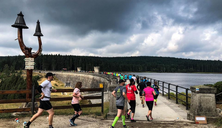 Běh přes přehradu na Černé Nise.