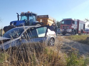 FOTO, VIDEO: Vážná nehoda auta s traktorem. Žena z auta letěla na traumatologii