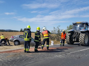 Nehoda auta s traktorem.