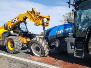 Nehoda auta s traktorem.