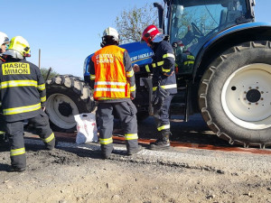 Nehoda auta s traktorem.