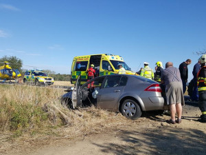 Nehoda auta s traktorem.