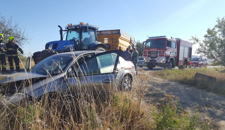 Nehoda auta s traktorem.