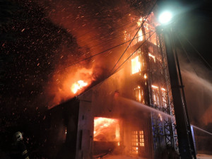 FOTO: Ve Višňové v noci shořela bývalá hasičárna. Uvnitř vybuchla acetylenová láhev