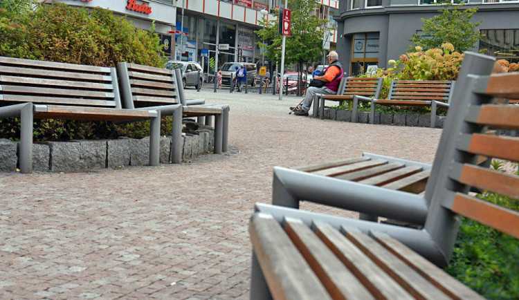 Lavičky na Soukenném náměstí.