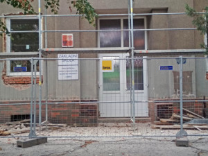 Škola na náměstí se rekonstruuje.