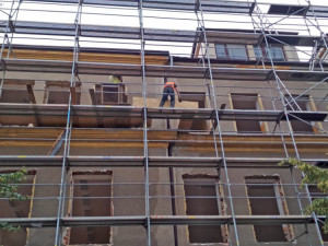 Škola na náměstí se rekonstruuje.