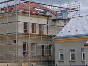 Škola na náměstí se rekonstruuje.
