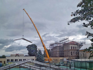 Škola na náměstí se rekonstruuje.