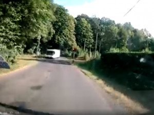VIDEO: Autobus projel železničním přejezdem na červenou