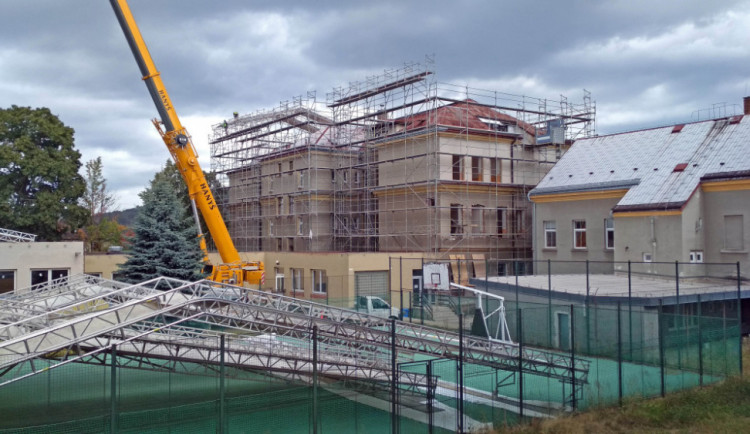 Škola na náměstí se rekonstruuje.