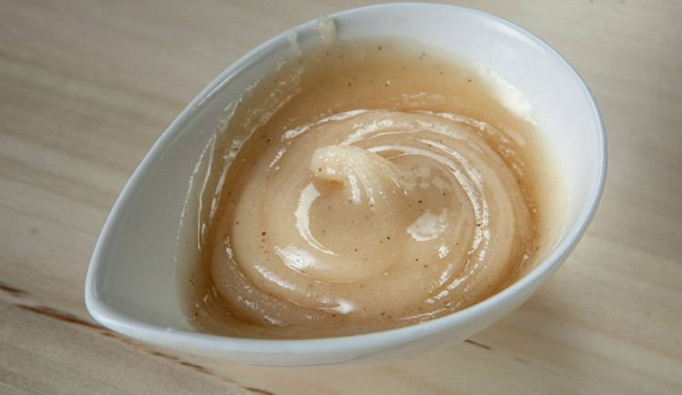 Med s bílým pepřem.