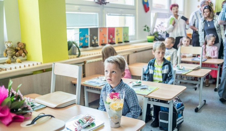 Děti se po dvouměsíčních prázdninách vrací do škol.  Na jihu Čech usedne do lavic 83 500 žáků