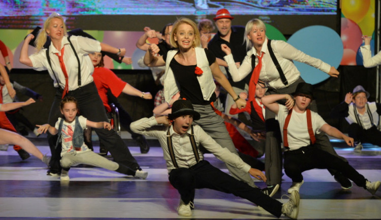 Lucie Jakubcová (uprostřed)