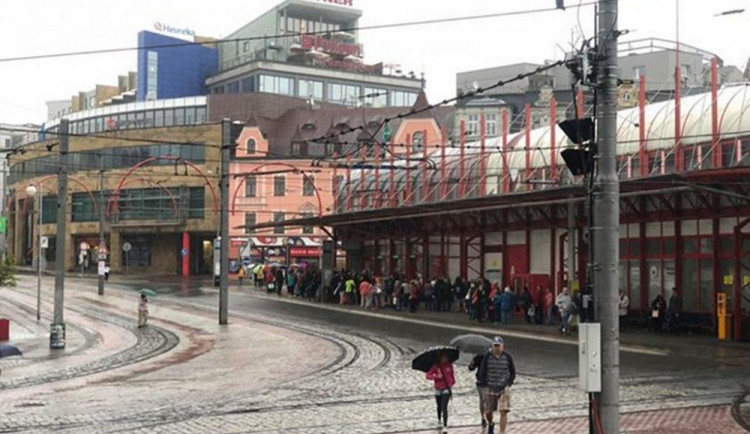 Fronta na lítačku v sobotu dopoledne.