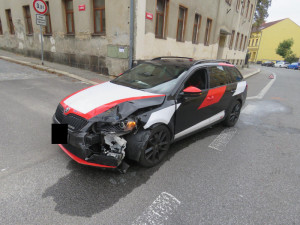 Zezadu narazil do automobilu, způsobil osmdesáti tisícovou škodu