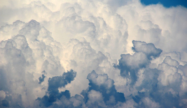 POČASÍ NA ČTVRTEK: Meteorologové hlásí oblačno a pětadvacet stupňů