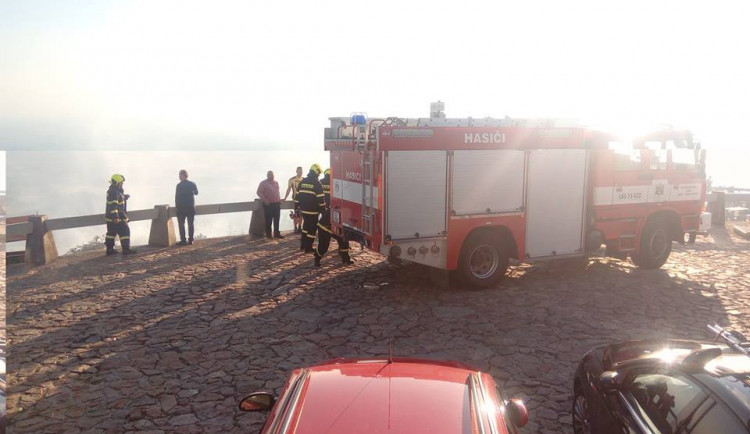 Na Ještědu opět hořelo.