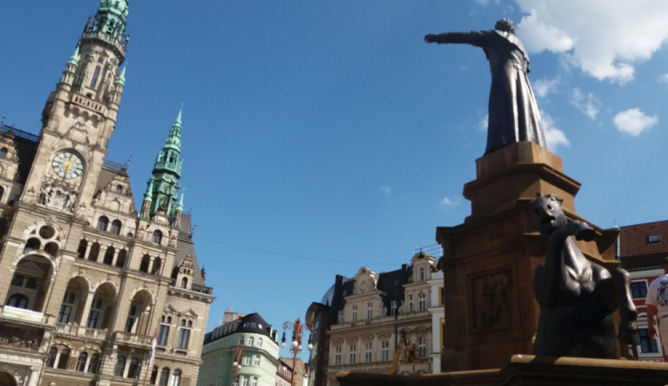 Místo Neptuna je na náměstí muž v plášti.