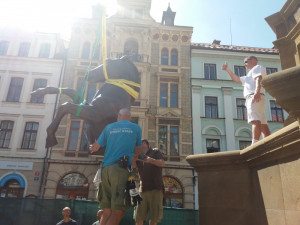 Místo Neptuna je na náměstí muž v plášti.