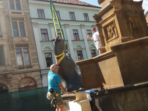 Místo Neptuna je na náměstí muž v plášti.