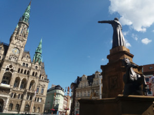 Místo Neptuna je na náměstí muž v plášti.