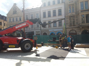 Místo Neptuna je na náměstí muž v plášti.