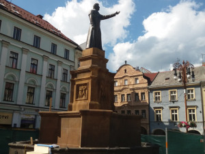 Místo Neptuna je na náměstí muž v plášti.