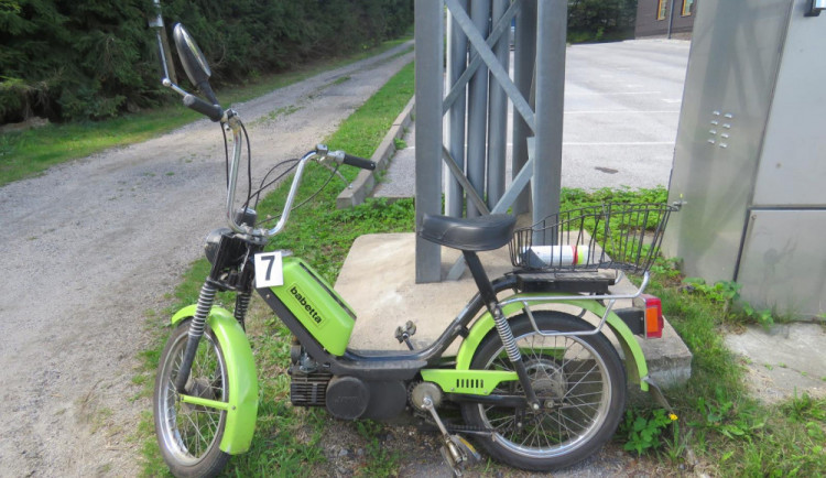 Řidič na babetě vezl děti a nedal přednost.